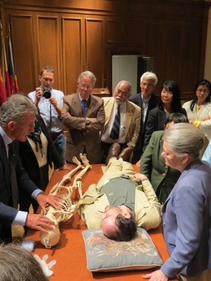 El Dr. Adolfo Panfili hace una presentación práctica con el Dr. Ferruccio Guidi y con nuestro esqueleto como asistente